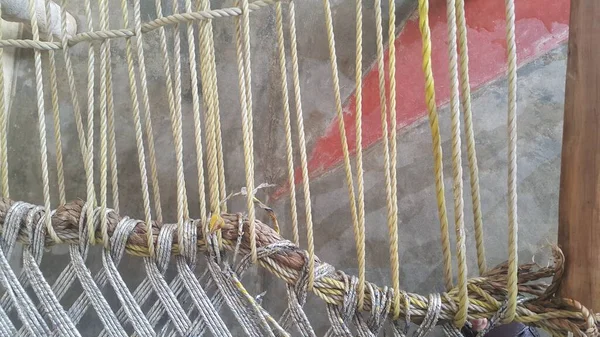 Suszone nici juty lub liny przeplatają się do produkcji tradycyjnego łóżka zwanego charpai — Zdjęcie stockowe