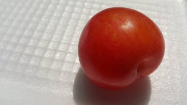 Beyaz gri arka planda kırmızı erik çekim görünümü