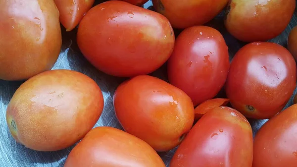 Satılık süper pazarda kırmızı domates — Stok fotoğraf