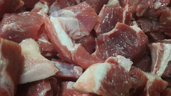 Carne roja filetes pequeños con grasa de carne blanquecina . — Foto de Stock