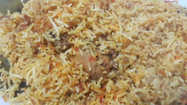 Zblízka pohled vařené rýže kuřecí biryani s tradiční recept — Stock fotografie