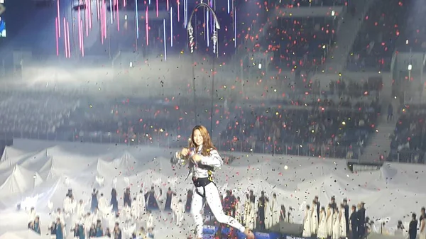 En ung flicka utför akrobatiska element i luft ringen under festivalen av "Pyeongchang igen" på Ice Arena stadion. — Stockfoto
