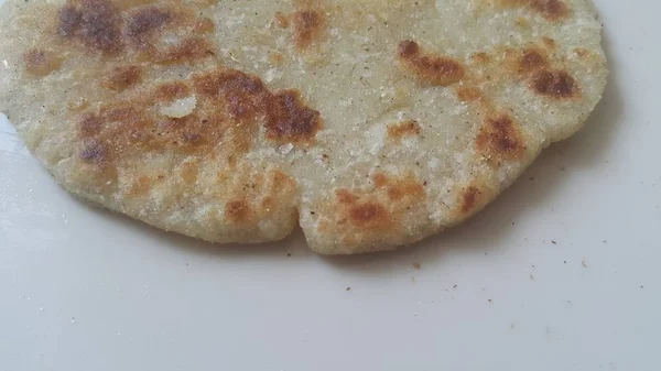 Close-upweergave van traditioneel zelfgebakken brood genaamd Jawar Roti of bhakri — Stockfoto