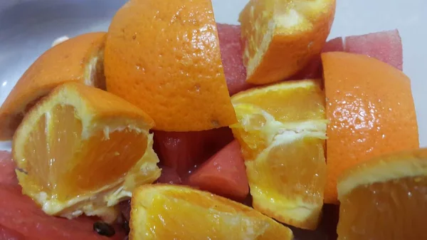 Vista de perto de frutas mistas fatias de laranjas cítricas e melancia vermelha doce — Fotografia de Stock