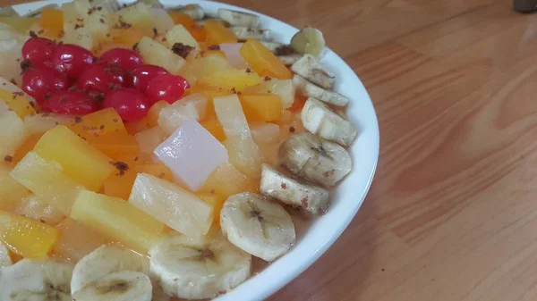 Trifle de fruits doux crémeux savoureux avec des tranches de banane superposées à la surface — Photo