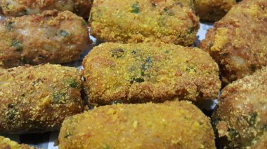 Bir çekim perspektif görünümü ile baharatlı ve lezzetli kızarmış kroket