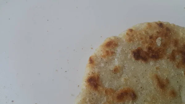 Vue rapprochée du pain traditionnel fait maison appelé Jawar roti ou bhakri — Photo