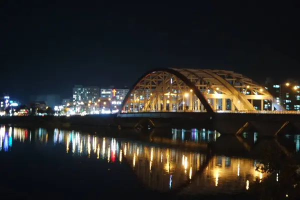 傍晚时分，大海上一座美丽的桥的夜景. — 图库照片