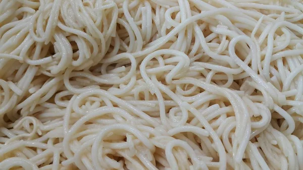 Nahaufnahme wirbelnder Nudeln oder Spaghetti — Stockfoto