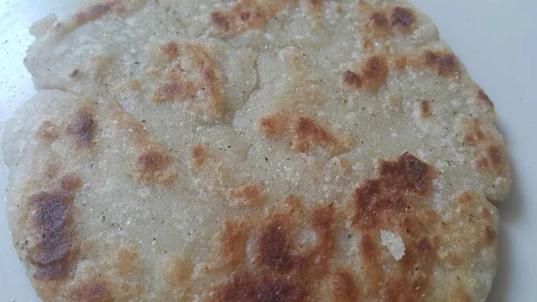 Крупный план традиционного домашнего хлеба под названием Джавар роти или бхакри — стоковое фото