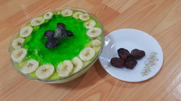 Creamy lezat hijau jelly manis dengan irisan pisang berlapis di permukaan — Stok Foto