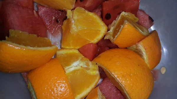 Widok zbliżenie mieszane owoce plasterki cytrusów pomarańczy i słodki czerwony arbuz — Zdjęcie stockowe
