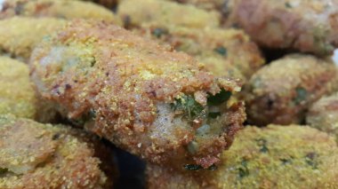 Ev yapımı baharatlı ve lezzetli kroketler, fast food partileri sırasında çay ya da diğer yemeklerle servis edilir..