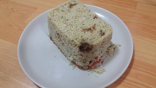Nahaufnahme Gefrorener Weißer Reiskuchen Einem Weißen Teller Über Dem Holzboden — Stockfoto