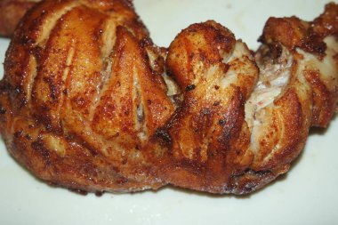 Kızarmış, ızgara fırında tavuk parçaları ve marine edilmiş baharatlar. Lezzetli kızarmış tavuk ızgarası.