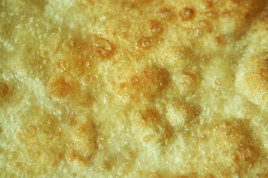 Yakından bakınca, paratha roti adı verilen yağda sade ekmek elde ediliyor. Paratha Hindistan, Pakistan ve diğer Güney Asya ülkelerinde popülerdir. Ekmek için doku.