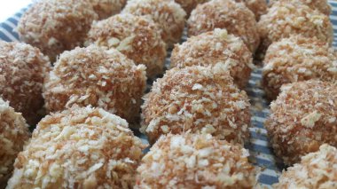 Kızarmış pizza bombası ya da pizza toplarının yakın görüntüsü. Pizza bombaları lezzetli ve lezzetli. Değiştirilmiş pizza..