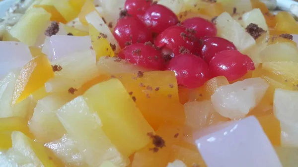 Sepertiga Buah Manis Krim Atas Puding Dengan Irisan Pisang Dilapisi — Stok Foto