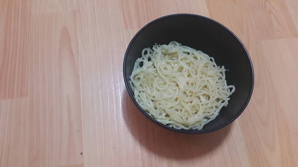 Close Van Wervelende Noedels Spaghetti Pasta Een Kom Een Houten — Stockfoto