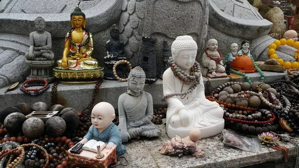 Vedere Aproape Statuilor Călugărilor Religioși Buddha Mini Statuie Fundal Frumos — Fotografie, imagine de stoc