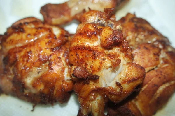 Τηγανητά Ψητά Κομμάτια Κοτόπουλου Μαριναρισμένα Μπαχαρικά Νόστιμο Νόστιμο Τηγανιτό Κοτόπουλο — Φωτογραφία Αρχείου