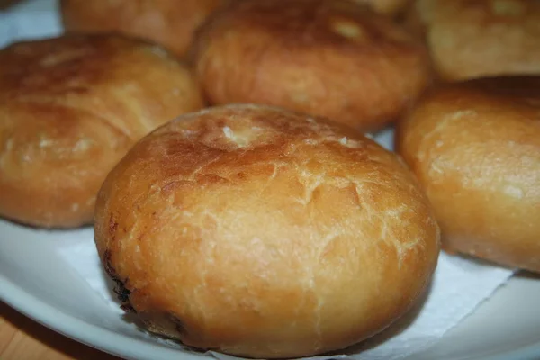 Nahaufnahme Von Hausgemachten Leckeren Kartoffelbrötchen Brötchen Über Weißem Seidenpapier Gelegt — Stockfoto