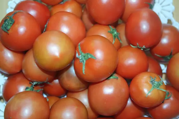販売のための市場での赤いトマトのクローズアップビュー テキストと広告の果物の背景 — ストック写真
