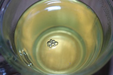 Cam bardak, ahşap zeminde mis kokulu yeşil çay, qehwa ya da qahwa kokulu. Şeker, bal ve fındık ile servis edilir.