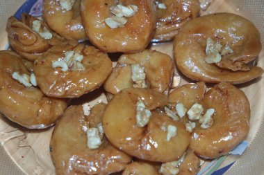 Balu shahi, baloshahi veya balushahi denilen lezzetli ve lezzetli Asya tatlı yemeklerine yakın çekim. Bu yemek Pakistan 'da Hindistan ve Bangladeş' te bulunan ve şenliklerde servis edilen sokak tatlısıdır..