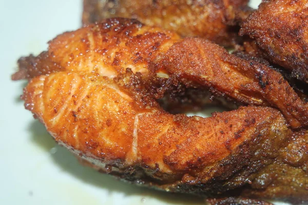 Beyaz Arka Planda Kızarmış Balık Filetosunun Baharatlı Çıtır Çıtır Barbeküsü — Stok fotoğraf