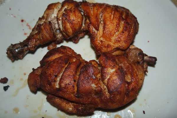 油炸烤烤鸡肉片 上面有腌制香料 美味的炸鸡烧烤 — 图库照片