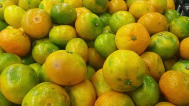 Zemine yerleştirilmiş büyük taze portakalların yakın görüntüsü. Taze portakalların yakın görüntüsü