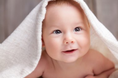 Güzel yeni doğmuş bir battaniyeye sarılmış