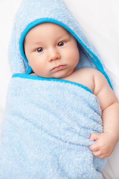 Прекрасный новорожденный, завернутый в одеяло — стоковое фото