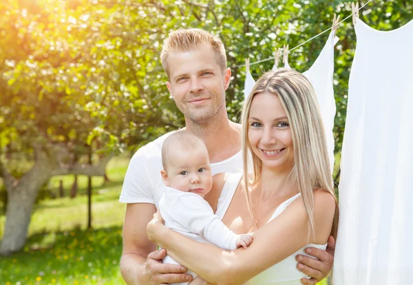 Famille heureuse avec un bébé à l'extérieur — Photo