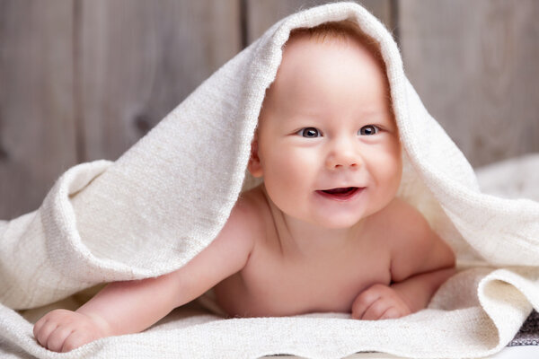 Прекрасный новорожденный, завернутый в одеяло

