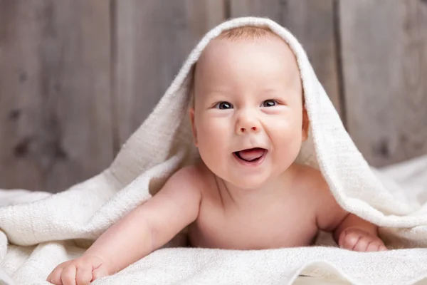 Schönes Neugeborenes in eine Decke gehüllt — Stockfoto