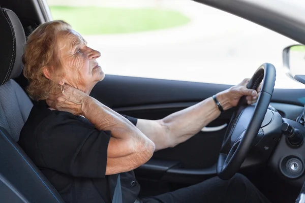 Пожилая женщина за рулем — стоковое фото