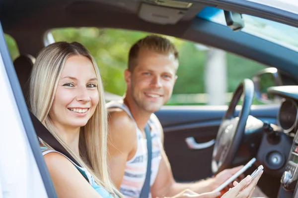 Jóvenes disfrutando de un viaje en coche — Foto de Stock