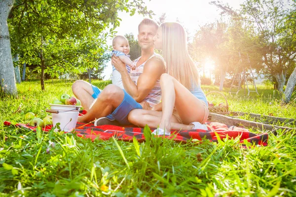 Familia feliz disfrutando de un picnic al aire libre —  Fotos de Stock