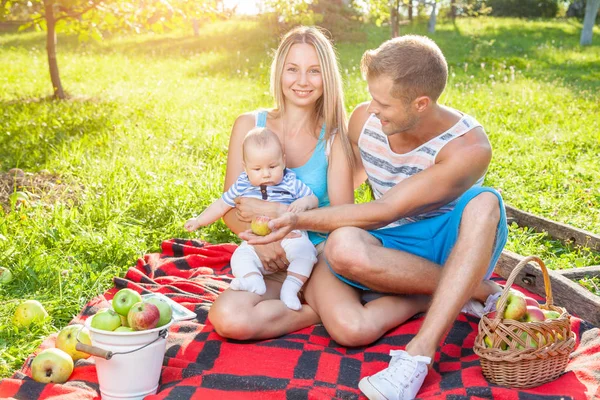 Keluarga bahagia menikmati piknik di luar ruangan. — Stok Foto