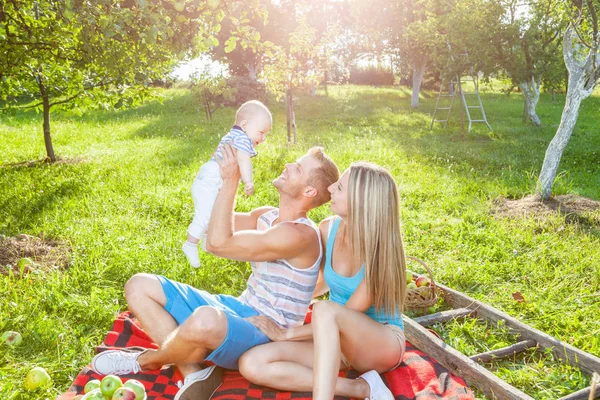 Famille heureuse profitant d'un pique-nique en plein air — Photo