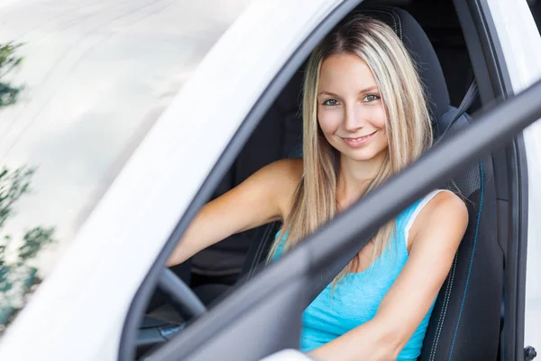 Mujer joven detrás del volante — Foto de Stock