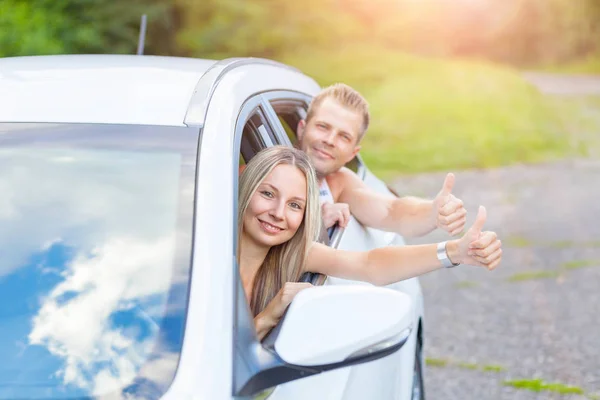 Jóvenes disfrutando de un viaje en coche — Foto de Stock