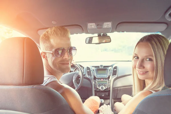 Jóvenes disfrutando de un viaje en coche —  Fotos de Stock