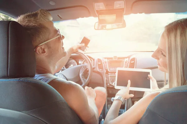 Jóvenes disfrutando de un viaje en coche — Foto de Stock