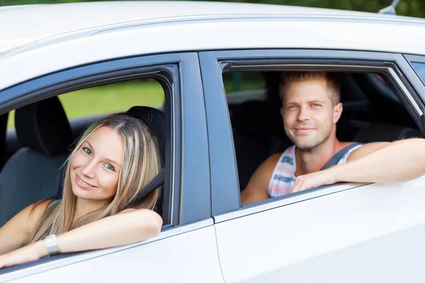 Mladí lidé těší roadtrip v autě — Stock fotografie