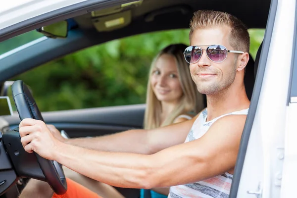 Jóvenes disfrutando de un viaje en coche — Foto de Stock