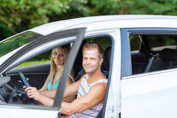 Молодые люди наслаждаются поездкой на машине — стоковое фото