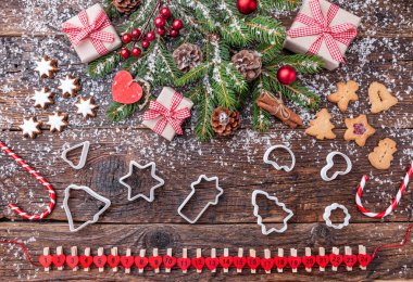 Ahşap arka planda noel süslemesi 